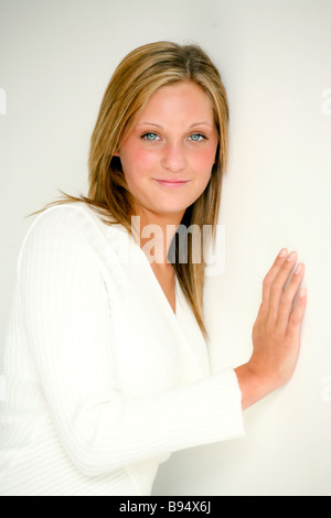 Ritratti naturali di un attraente, bionda, dagli occhi blu ragazza adolescente Foto Stock