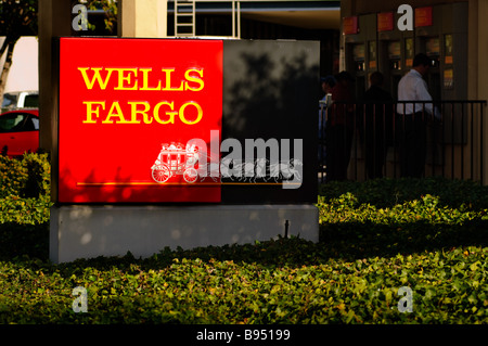 Wells Fargo Bank accedi suburban street con i clienti in background di ritirarsi dal bancomat Foto Stock