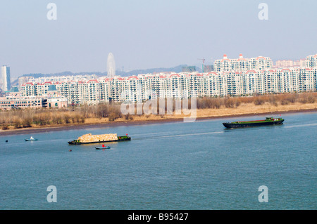 Grandi barche sul Fiume Yangtze in Cina. i grandi fiumi in Cina sono una importante rotta di trasporto soprattutto per il trasporto merci. Foto Stock