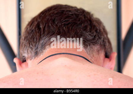 Testa di uomo inchinandosi Foto Stock