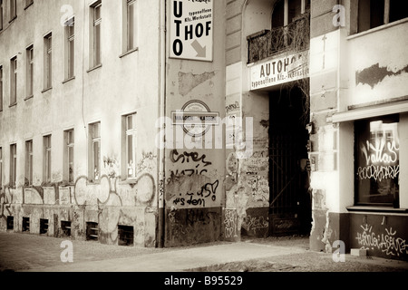 Graffiti su blocchi di appartamenti nella città di Berlino Germania Foto Stock