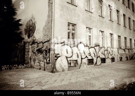 Graffiti su blocchi di appartamenti nella città di Berlino Germania Foto Stock