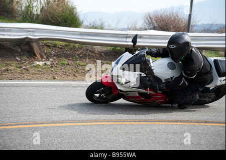 Moto e pilota sul Mulholland Highway nella California del Sud Foto Stock