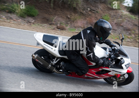 Moto e pilota sul Mulholland Highway nella California del Sud Foto Stock