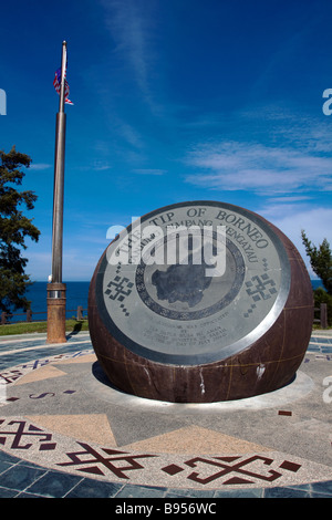 Punta del Borneo un monumento che mostra una mappa del Borneo a Tanjung Simpang Mengayau vicino a Kudat Sabah Foto Stock