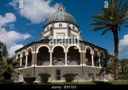 Esterno della chiesa cattolica romana delle beatitudini situato sul Monte delle Beatitudini presso il mare di Galilea vicino a Tabgha e Cafarnao in Israele. Foto Stock