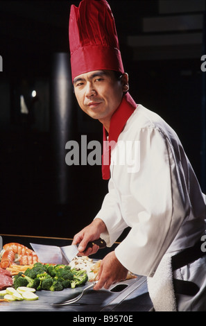 Display alimentari, ristorante gourmet, Giapponese lo chef prepara il cibo in tavola griglia Foto Stock