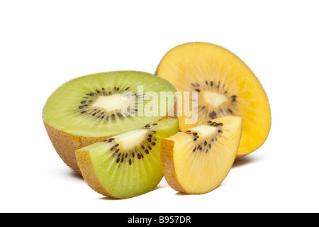 Il giallo e il verde kiwi o kiwi tagliati a metà e a fette Foto Stock