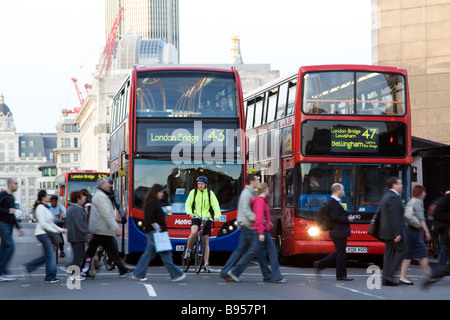 Sera Rush Hour di traffico - London Bridge Foto Stock