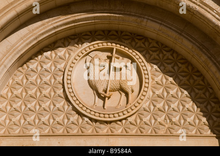 Agnus Dei simbolo cristiano dell Agnello di Dio sopra la porta principale della chiesa luterana del Redentore nel quartiere cristiano di Gerusalemme Israele Foto Stock