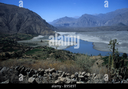 Lago Chachas Ayo e sulla valle del fiume nei pressi di Andagua, il Canyon del Colca regione, Perù Foto Stock