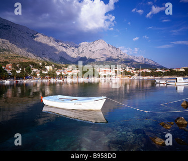 Barca nel porto di Baska Voda sulla Riviera di Makarska, Dalmazia, Croazia. Foto Stock