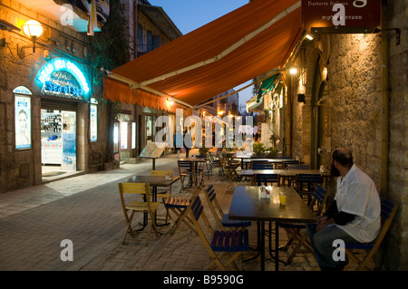 I ristoranti e le caffetterie rivestiti in Nahalat Shiva un cortile ex quartiere nel centro di Gerusalemme ovest Israele Foto Stock