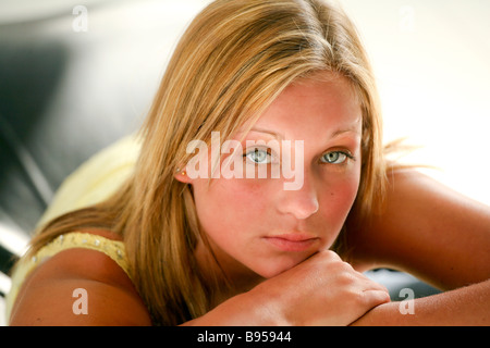 Ritratti naturali di un attraente, bionda, dagli occhi blu ragazza adolescente Foto Stock