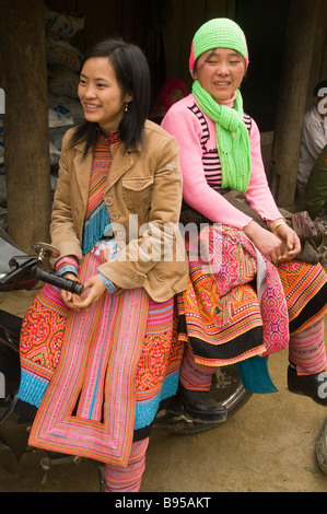 Fiore donna Hmong su una moto in Bac Ha Vietnam Foto Stock