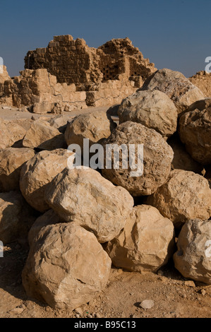 Pila di Roman ballista sfere in Masada antica fortezza sul bordo orientale del Judaean o deserto della Giudea in Israele Foto Stock