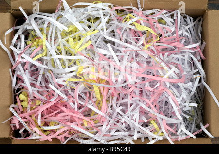 La carta tagliuzzata in una scatola Foto Stock