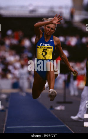 Inghilterra Londra Crystal Palace Sport pista atletica e campo Salto triplo femminile donne ponticello a metà in aria Foto Stock