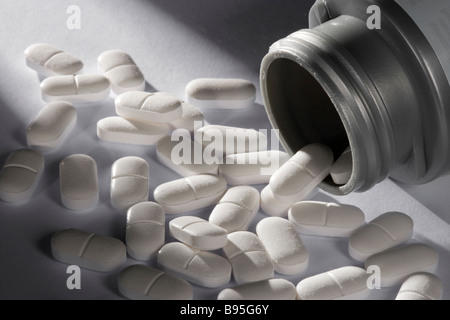 Pills fuoriuscita dalla bottiglia Foto Stock