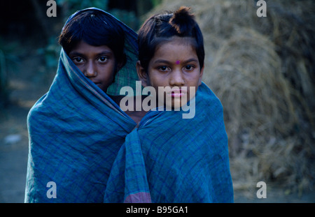 BANGLADESH Khulna Char Kukuri Mukuri ritratto di due giovani ragazze avvolto in tessuto color turchese. Foto Stock