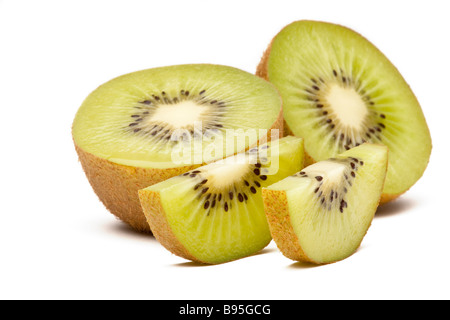 Kiwi verde o kiwi tagliati a metà e a fette Foto Stock