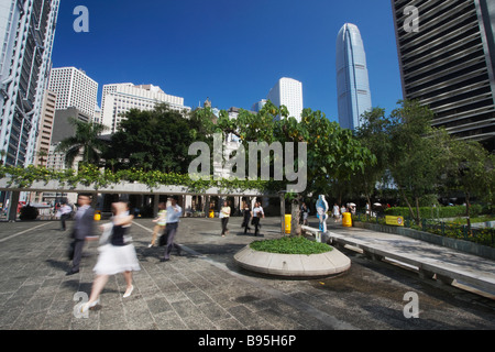 Ufficio i lavoratori a piedi attraverso carta giardino centrale, Hong Kong Foto Stock