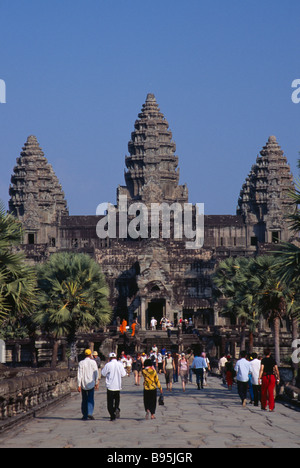 Cambogia Siem Reap Provincia Angkor Wat turisti su Causeway in pietra che conduce al tempio complesso. Foto Stock