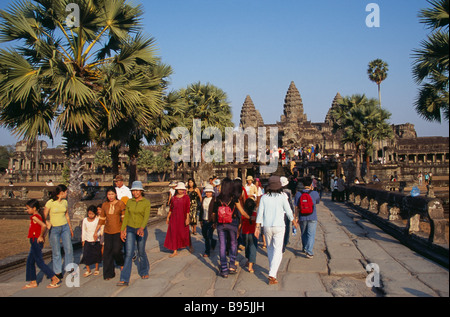 Cambogia Siem Reap Provincia Angkor Wat turisti su Causeway in pietra che conduce al tempio complesso al nuovo anno cinese Foto Stock