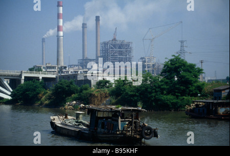 Cina provincia dello Jiangsu il Canal Grande tra Suzhou e Wuxi con Coal Fired Power station Foto Stock