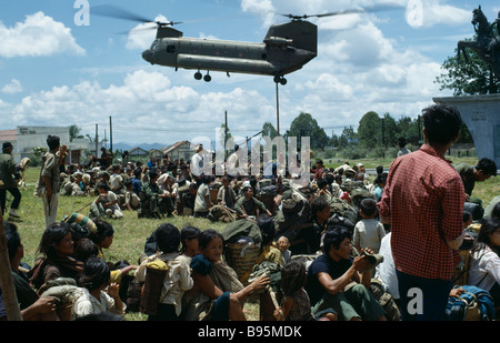 Guerra del Vietnam Highlands Centrali assedio di Kontum rifugiati Montagnard e degli Stati Uniti di evacuazione in elicottero Foto Stock