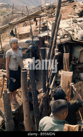 Guerra del Vietnam Highlands Centrali Dak Pek Stati Uniti e Montagnard Forze Speciali avamposto difensivo dietro il Viet Cong linee Foto Stock