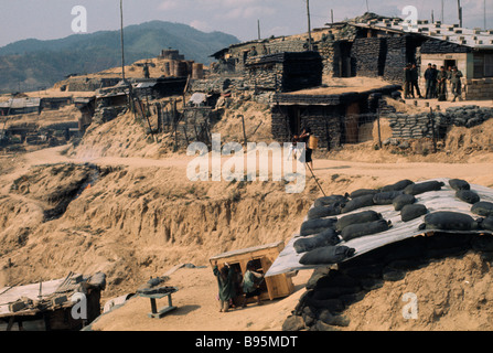 Guerra del Vietnam Highlands Centrali Dak Pek Stati Uniti e Montagnard Forze Speciali avamposto difensivo Foto Stock