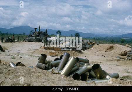 Guerra del Vietnam Highlands Centrali assedio di Kontum Montagnard i soldati in campo base con gusci vuoti da artiglieria pesante Foto Stock