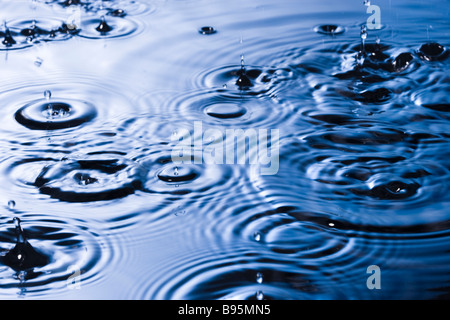 Gocce di pioggia e di ondulazioni Foto Stock