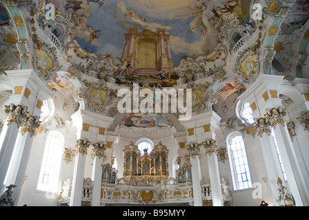 In Germania, in Baviera, Steingaden, Wieskirche. Chiesa del pellegrinaggio di Wies, interno in stile rococò e il soffitto dipinto sopra organo. Foto Stock