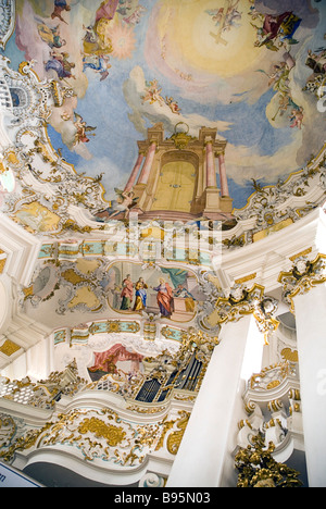 In Germania, in Baviera, Steingaden, Wieskirche. Chiesa del pellegrinaggio di Wies, dettaglio di interno in stile rococò e il soffitto dipinto sopra organo. Foto Stock