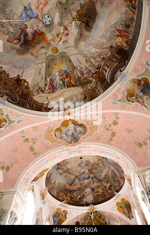 In Germania, in Baviera, Oberammergau. Chiesa del paese interno con vista di parte degli affreschi sul soffitto e sopra l'altare. Foto Stock