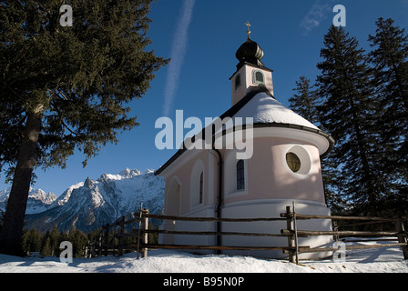 In Germania, in Baviera, Mittenwald, Kapelle am Lautersee. La piccola cappella vicino al lago Lautersee sopra Mittenwald nel paesaggio innevato. Foto Stock