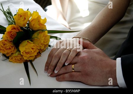 Sposi tenendo le mani che mostra gli anelli 2009 Regno Unito Foto Stock