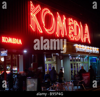 Inghilterra, East Sussex, Brighton esterno del Komedia Theatre, cafe e bar in Gardner Street. Insegna al neon. Foto Stock