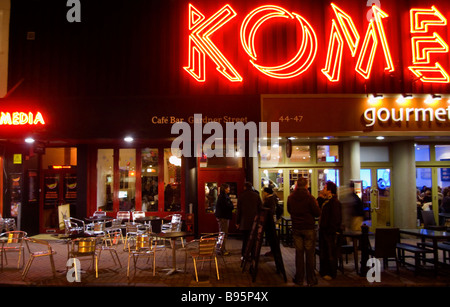 Inghilterra, East Sussex, Brighton esterno del Komedia Theatre, cafe e bar in Gardner Street. Insegna al neon. Foto Stock