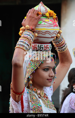 India Rajasthan Udaipur donna che trasportano le offerte di cerimoniale Foto Stock