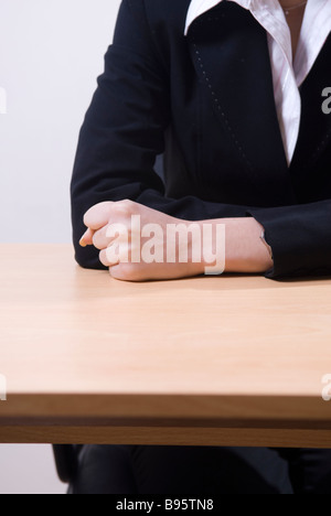 Business donna pugno sulla scrivania Foto Stock