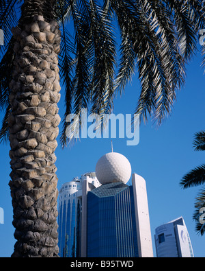 Emirati Arabi Uniti Dubai Deira Etisalat edificio sul Dubai Creek con Palm tree in primo piano. Foto Stock