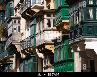 MALTA Valletta tradizionale racchiuso sovrastanti balconi lungo la Repubblica Street Foto Stock