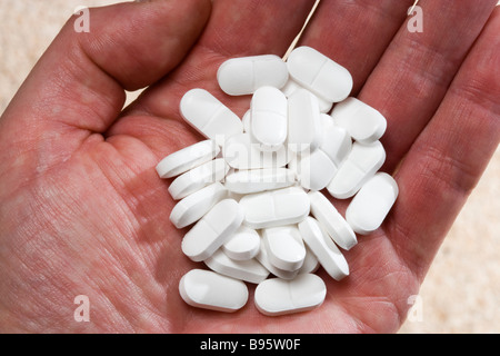 Overdose - mano piena di antidolorifici. Foto Stock