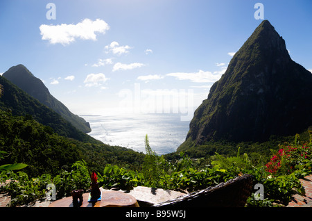 WEST INDIES Caraibi St Lucia Soufriere Val des Pitons Visualizza Ladera Spa Resort Hotel che si affaccia sulla verdeggiante valle e due Pitons Foto Stock