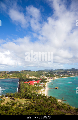 WEST INDIES Caraibi St Lucia Gros Islet Rodney Bay istmo a Pigeon Island con Oceano Atlantico sulla sinistra dei Caraibi sulla destra Foto Stock