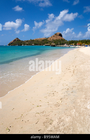 WEST INDIES Caraibi St Lucia Gros Islet Rodney Bay spiaggia sabbiosa con persone al Sandals Grande St Lucian con Pigeon Island Foto Stock
