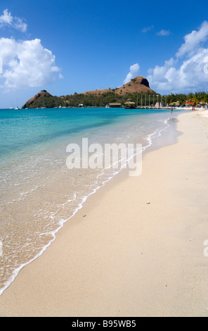 WEST INDIES Caraibi St Lucia Gros Islet Rodney Bay spiaggia sabbiosa con persone al Sandals Grande St Lucian con Pigeon Island Foto Stock